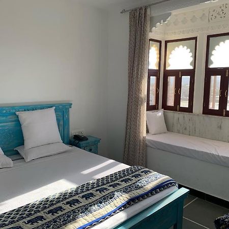 Hotel Mewari Villa Udaipur Bagian luar foto