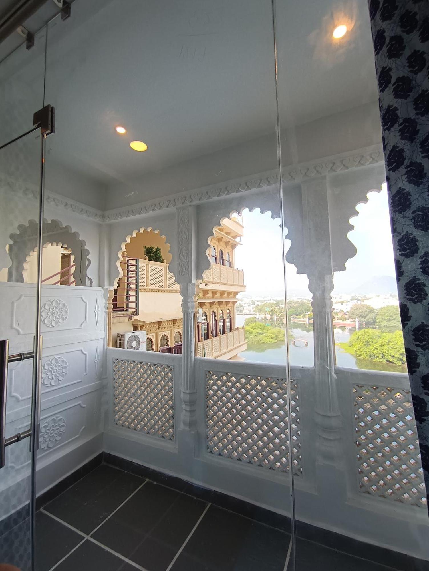 Hotel Mewari Villa Udaipur Bagian luar foto